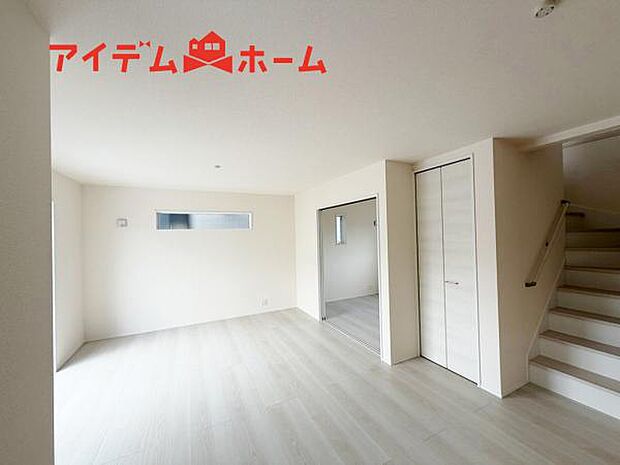 リビング 南向きのため明るい陽射しが射し込みます♪