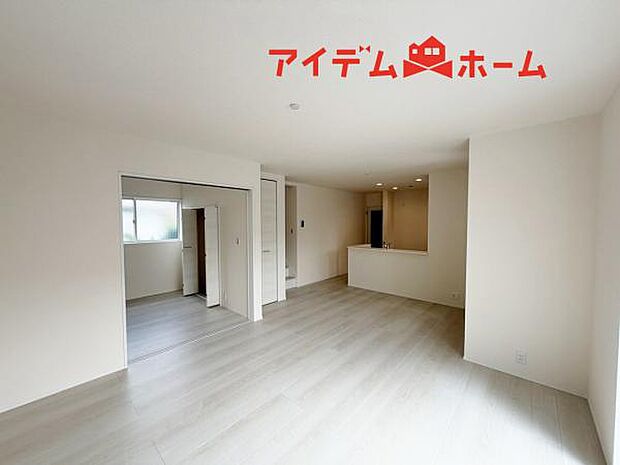 リビング 南向きのため明るい陽射しが射し込みます♪