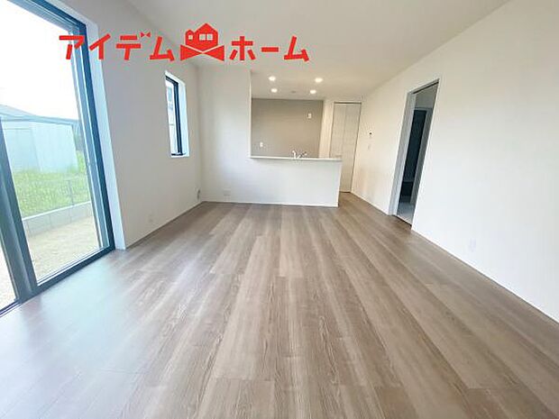 リビング 南向きのため明るい陽射しが射し込みます♪