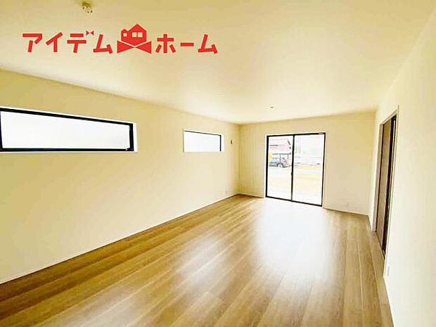 リビング 南向きのため明るい陽射しが射し込みます♪