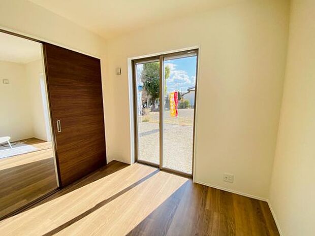 洋室 明るい洋室ではのんびりとお過ごしできます☆