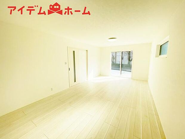 リビング 南向きのため明るい陽射しが射し込みます♪ 