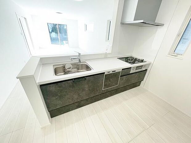 キッチン ダイニングに面した対面式キッチンでは、できたてのお料理がすぐテーブルに出せます