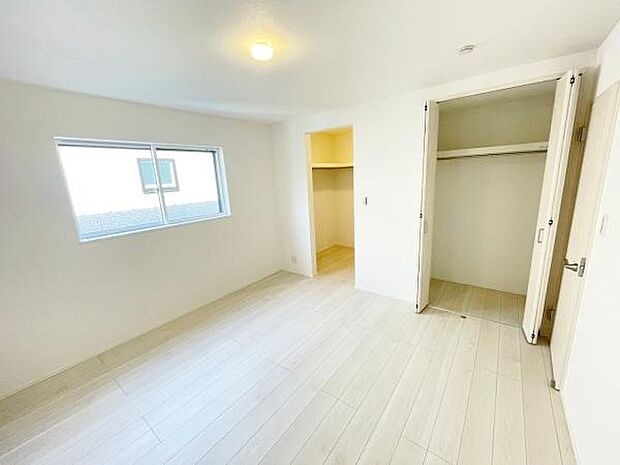 洋室 明るい洋室ではのんびりとお過ごしできます☆ 