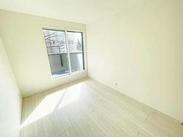 洋室 明るい洋室ではのんびりとお過ごしできます☆ 