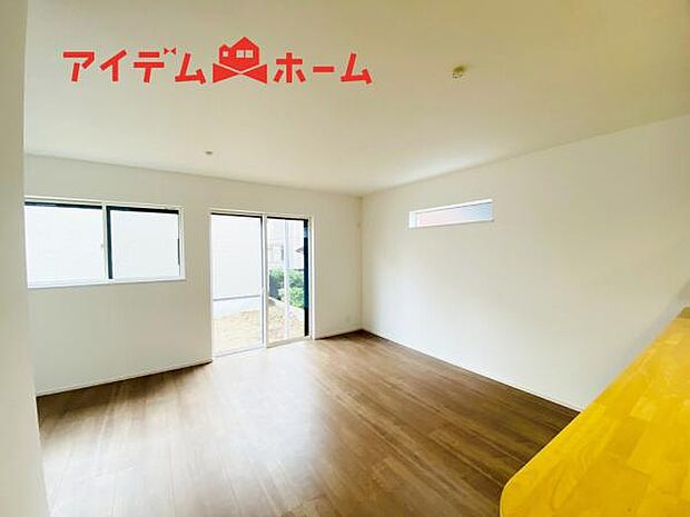 リビング 南向きのため明るい陽射しが射し込みます♪