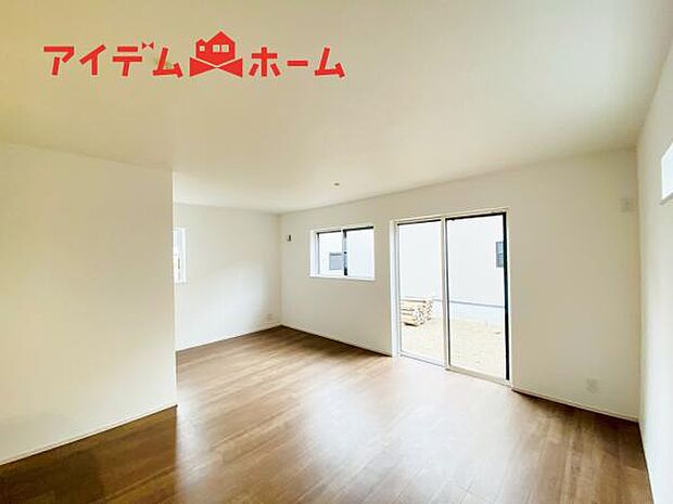 リビング 南向きのため明るい陽射しが射し込みます♪
