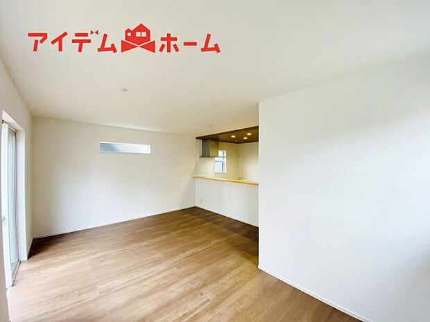 リビング 南向きのため明るい陽射しが射し込みます♪