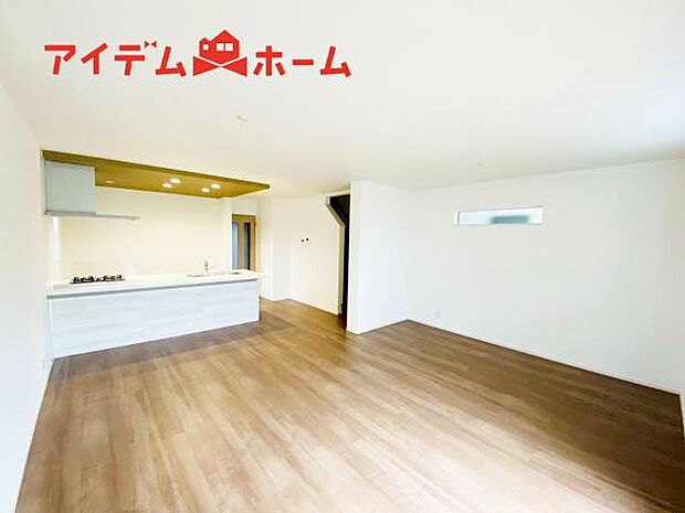 リビング 南向きのため明るい陽射しが射し込みます♪