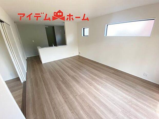 リビング 南向きのため明るい陽射しが射し込みます♪
