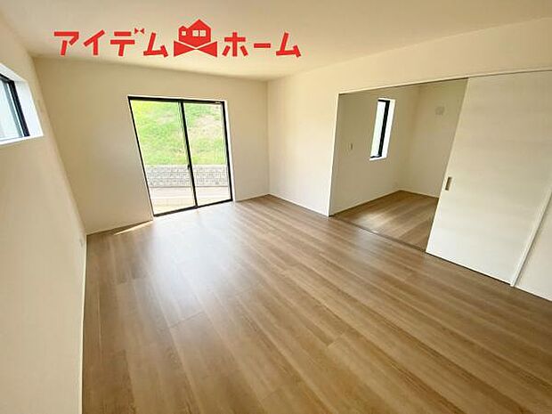 リビング 南向きのため明るい陽射しが射し込みます♪