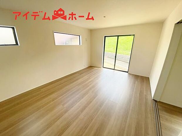 リビング 南向きのため明るい陽射しが射し込みます♪