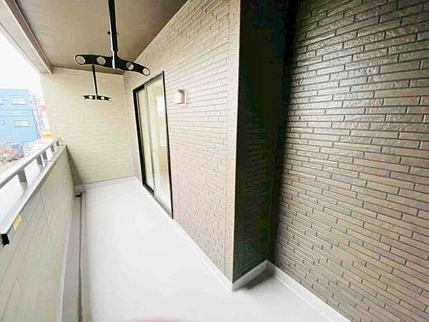 バルコニー 広々としたバルコニーには洗濯物もたくさん干せます!