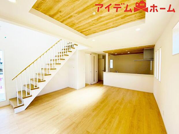 リビング 南向きのため明るい陽射しが射し込みます♪