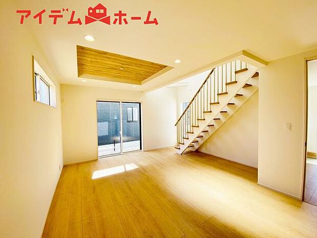 リビング 南向きのため明るい陽射しが射し込みます♪