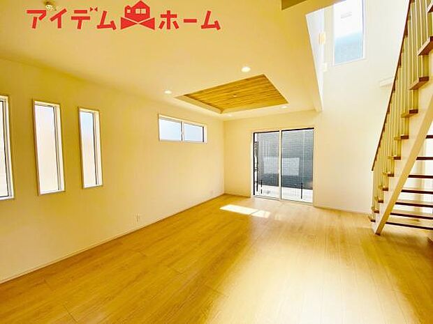 リビング 南向きのため明るい陽射しが射し込みます♪