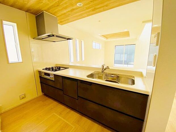 キッチン ダイニングに面した対面式キッチンでは、できたてのお料理がすぐテーブルに出せます