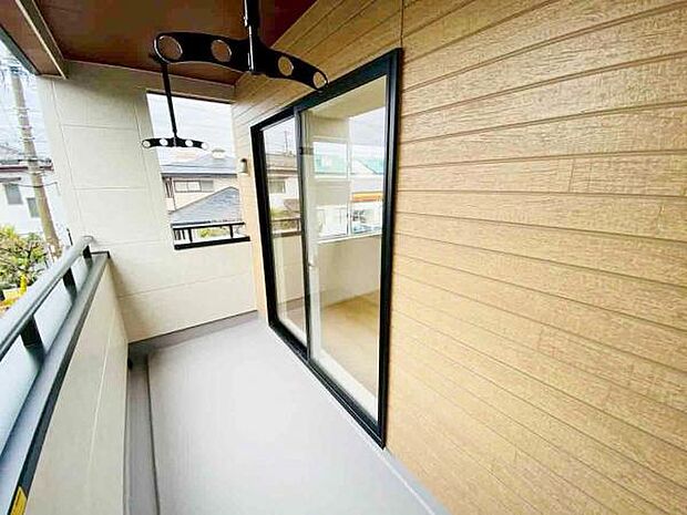 バルコニー 広々としたバルコニーには洗濯物もたくさん干せます!