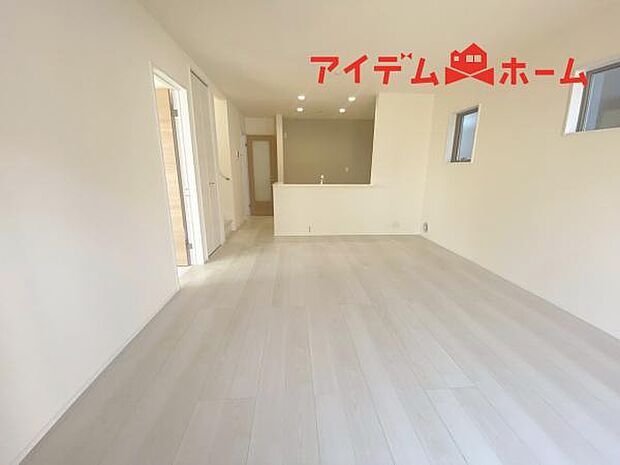リビング 南向きのため明るい陽射しが射し込みます♪
