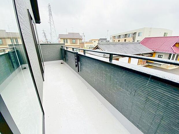 バルコニー 広々としたバルコニーには洗濯物もたくさん干せます!
