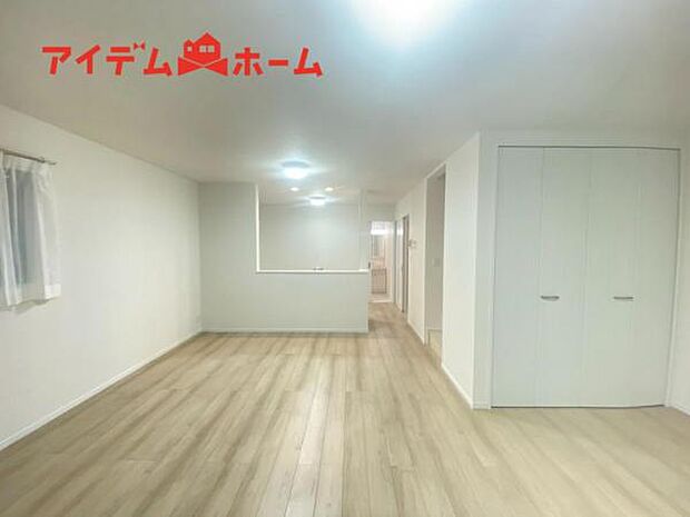 リビング 南向きのため明るい陽射しが射し込みます♪ 