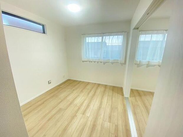 洋室 明るい洋室ではのんびりとお過ごしできます☆ 