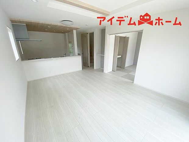 リビング 南向きのため明るい陽射しが射し込みます♪