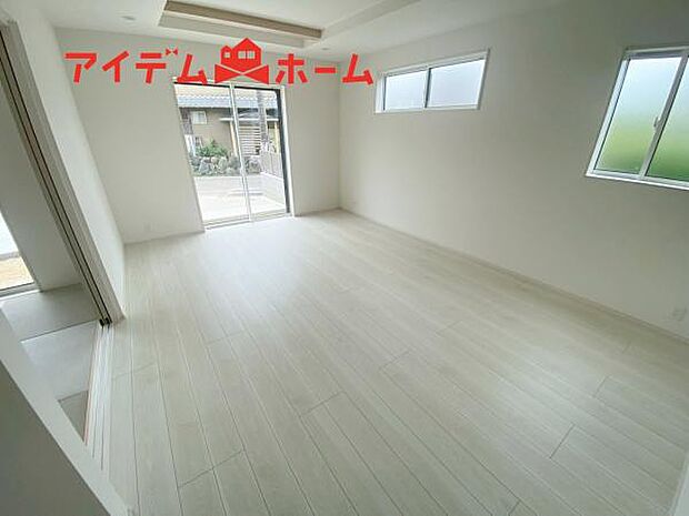 リビング 南向きのため明るい陽射しが射し込みます♪