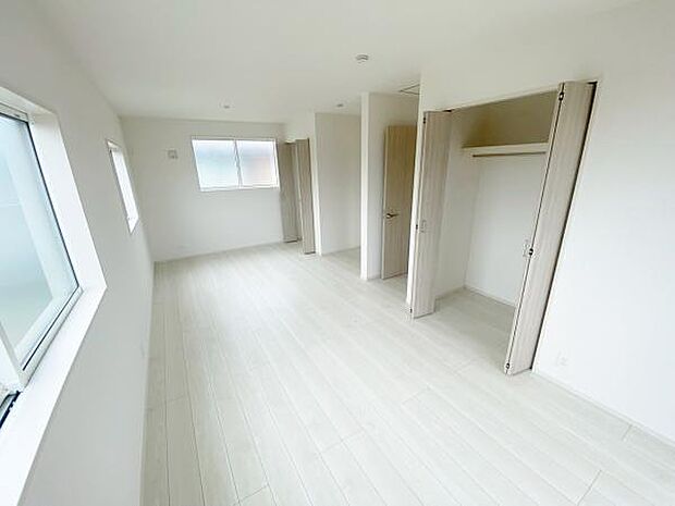 洋室 明るい洋室ではのんびりとお過ごしできます☆