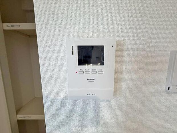 外出中も来訪者をカラー画面でしっかり録画します!ボタンひとつで通話が可能です♪ 在宅時にも鮮明なモニターでしっかり相手を確認できます♪