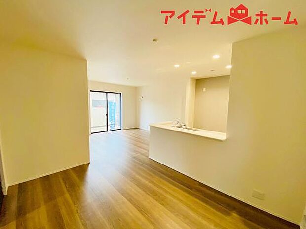 リビング 南向きのため明るい陽射しが射し込みます♪