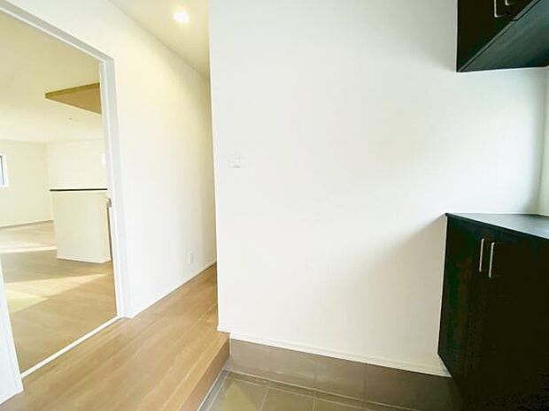 玄関収納 玄関横にシューズボックスがついているので、片付いた玄関がキープできます