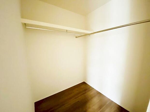 スーツケースなど大きなものからバッグや帽子など小物類も保管できます。