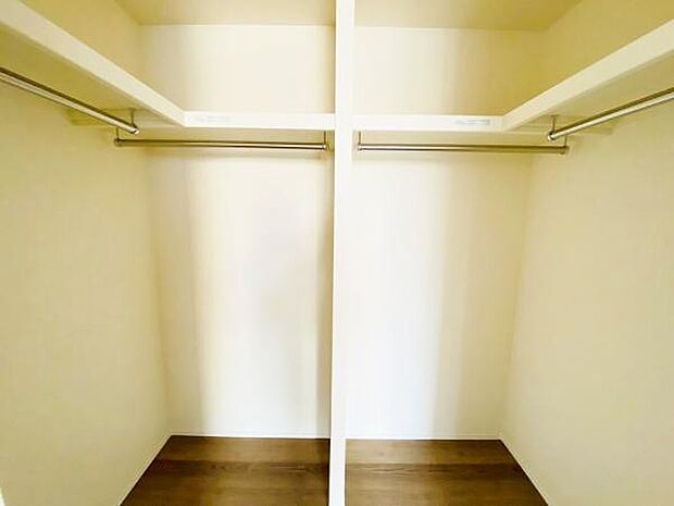 スーツケースなど大きなものからバッグや帽子など小物類も保管できます。