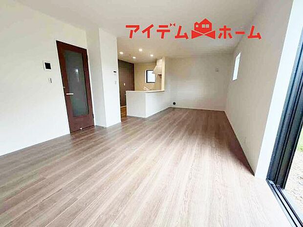 リビング 南向きのため明るい陽射しが射し込みます♪