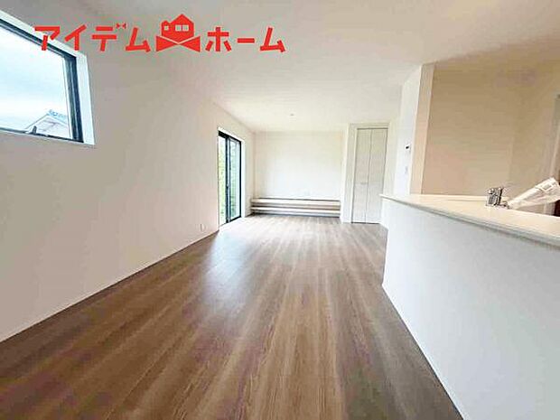リビング 南向きのため明るい陽射しが射し込みます♪