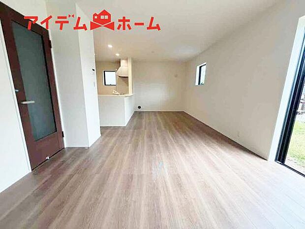 リビング 南向きのため明るい陽射しが射し込みます♪