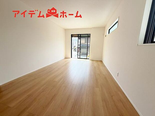 リビング 南向きのため明るい陽射しが射し込みます♪