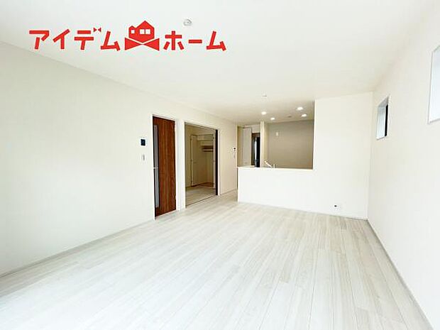 リビング 南向きのため明るい陽射しが射し込みます♪