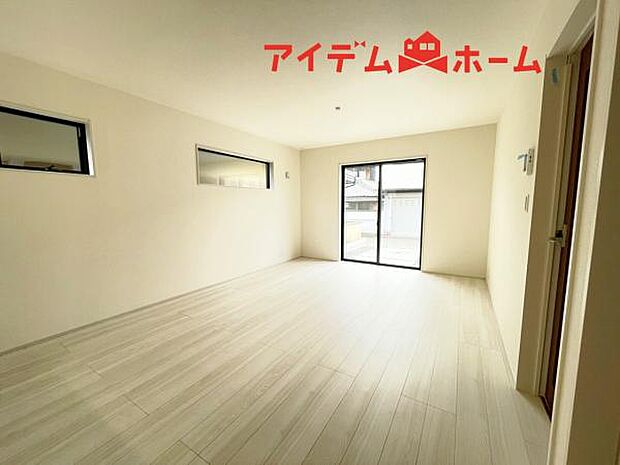 リビング 南向きのため明るい陽射しが射し込みます♪