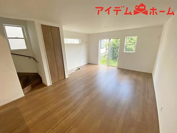 リビング 南向きのため明るい陽射しが射し込みます♪