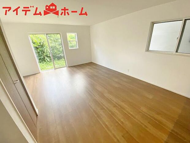 リビング 南向きのため明るい陽射しが射し込みます♪