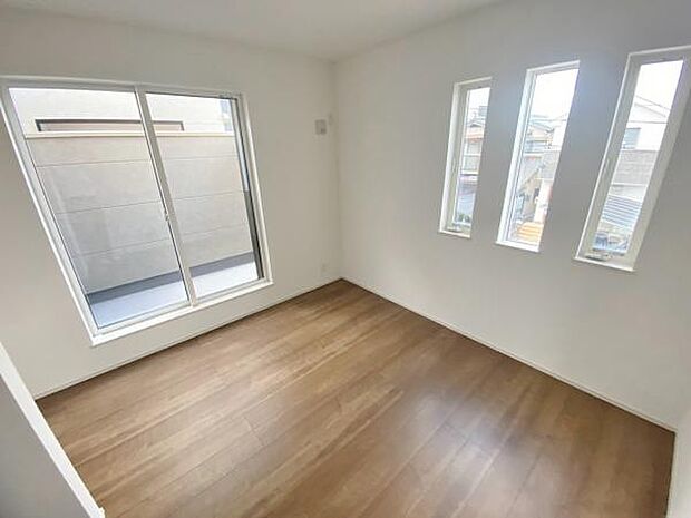 洋室 明るい洋室ではのんびりとお過ごしできます☆