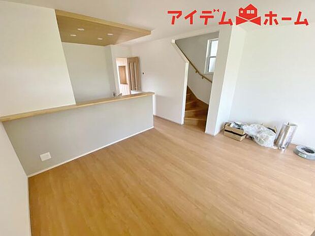 リビング 南向きのため明るい陽射しが射し込みます♪