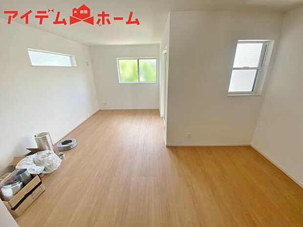 リビング 南向きのため明るい陽射しが射し込みます♪