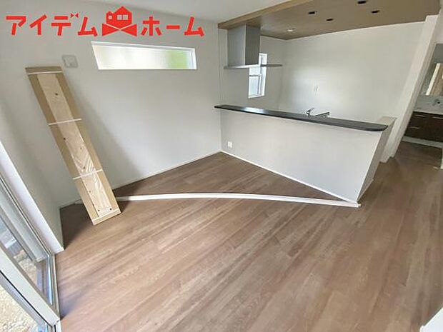 リビング 南向きのため明るい陽射しが射し込みます♪ 