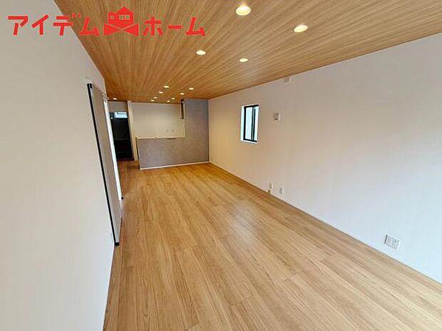 リビング 南向きのため明るい陽射しが射し込みます♪