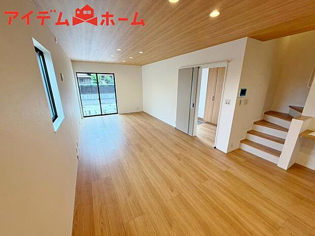 リビング 南向きのため明るい陽射しが射し込みます♪
