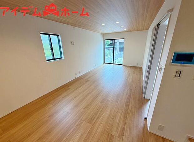 リビング 南向きのため明るい陽射しが射し込みます♪