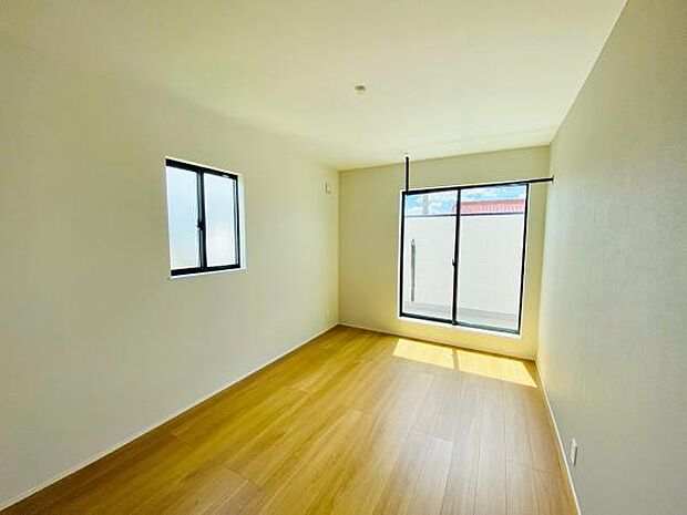 洋室 明るい洋室ではのんびりとお過ごしできます☆